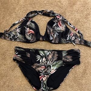EUC Seafolly 2 piece Bikini Tropical Print Top Size 6F and bottoms Size 10